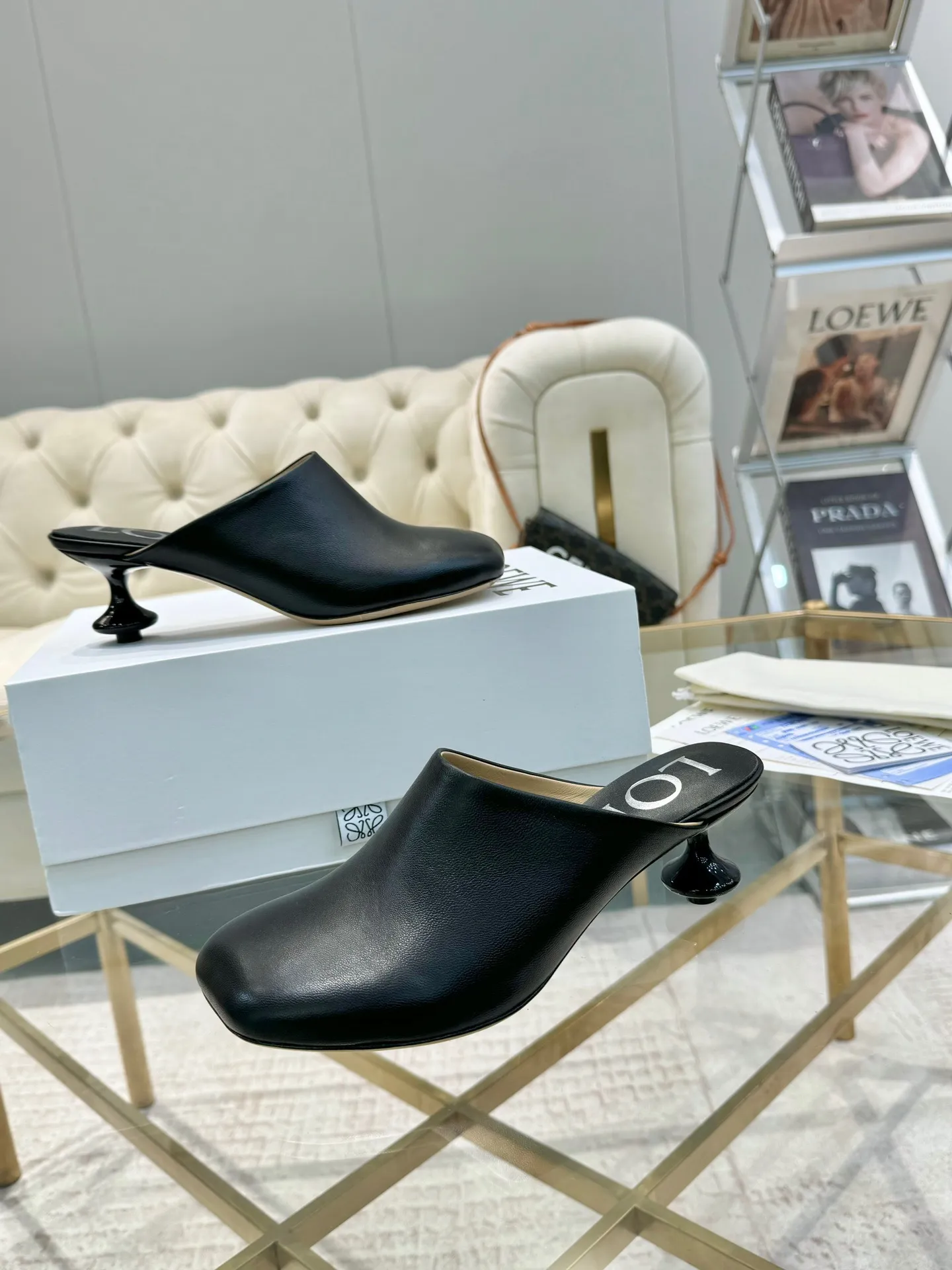 👟👟Ex-factory price 640👟👟 LOEWE‼ ️ New arrival‼ ️Imported genuine leather sole Loewe 2024/aw early spring latest catwalk color diamond series catwalk style 😘😘😘 Upper: imported super soft sheepskin lining: imported water-dyed sheepskin Outsole: original molded injection molded leather outsole Heel: original molded 1:1 Heel height: 5.5cm Size: 35-39 (40/41/42/43 custom-made, non-refundable)